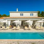 Modern Oliveti With Pool And Grill In Porec Villa