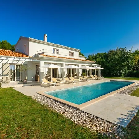 Villa Modern Oliveti With Pool And Grill In Porec *