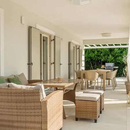 Villa Modern Oliveti With Pool And Grill In Porec Frata