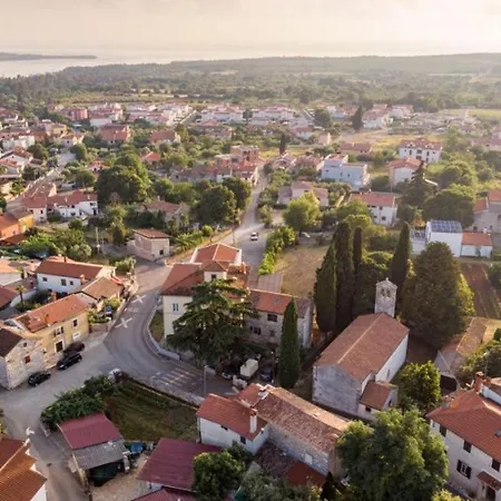 Modern Oliveti With Pool And Grill In Porec * Frata