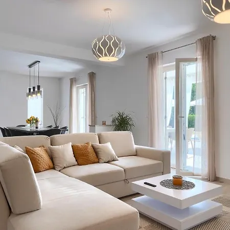 Villa Modern Oliveti With Pool And Grill In Porec *