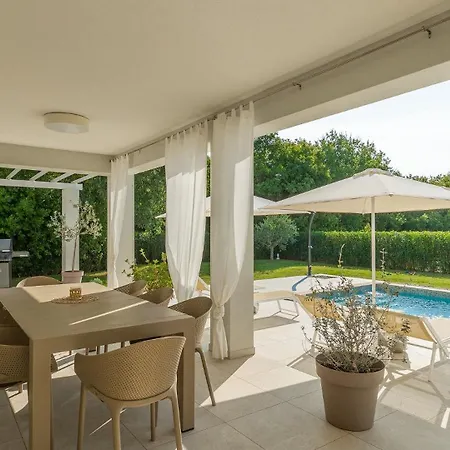 Villa Modern Oliveti With Pool And Grill In Porec