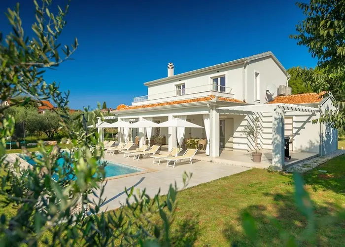 Modern Oliveti With Pool And Grill In Porec *