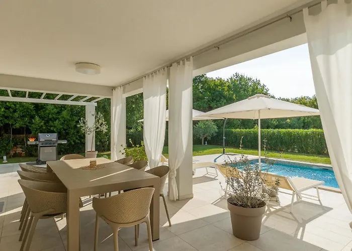 Villa Modern Oliveti With Pool And Grill In Porec