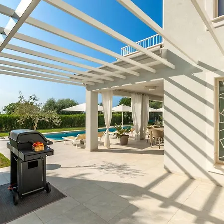 Modern Oliveti With Pool And Grill In Porec Villa Frata