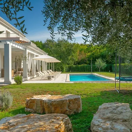 וילה Modern Oliveti With Pool And Grill In Porec *